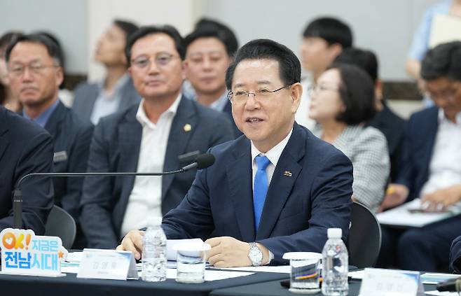 김영록 전라남도지사가 2일 나주시청에서 열린 '나주시 정책비전 투어'에 참석해 토론을 주재하고 미래 비전 및 정책현안 등 지역 발전에 대한 의견과 제안에 대한 질문에 답변을 하고 있다. 전라남도 제공