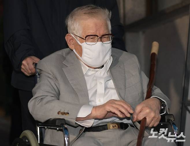 감염병예방법 위반, 횡령 등의 혐의로 구속기소된 이단 신천지 이만희 교주가 2020년 11월 12일 오후 수원구치소를 나서고 있는 모습.  수원지법 형사11부(김미경 부장판사)는 보석보증금 1억 원을 납입하는 조건으로 이 교주의 보석을 허가했다. 이한형 기자