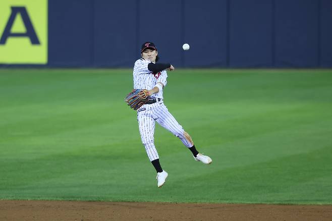 LG 신민재가 2일 롯데와 홈 경기에서 3회초 이호준의 굴절 타구를 잡아 송구하고 있다. LG