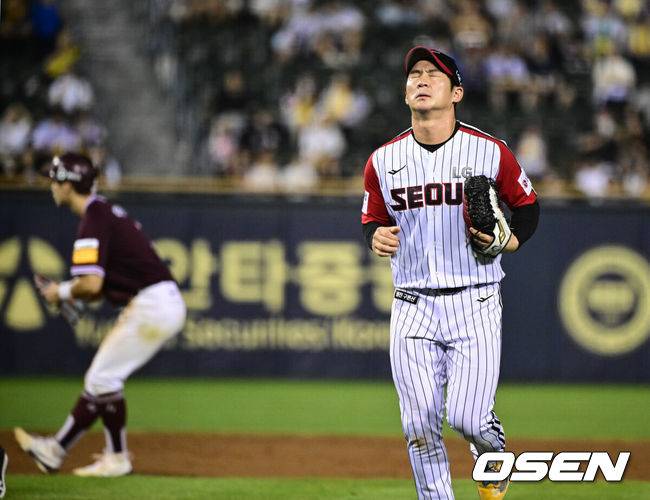 [OSEN=잠실, 조은정 기자]31일 오후 서울 잠실구장에서 ‘2025 신한 SOL Bank KBO리그’ LG 트윈스와 키움 히어로즈의 경기가 열렸다.홈팀 LG는 손주영, 방문팀 키움은 알칸타라를 선발로 내세웠다.9회초 실책을 범한 LG 오지환이 더그아웃으로 향하며 아쉬움을 드러내고 있다. 2025.08.31 /cej@osen.co.kr