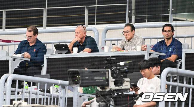 [OSEN=고척, 박준형 기자] 27일 오후 서울 고척스카이돔에서 ‘2025 신한 SOL BANK KBO리그’ 키움 히어로즈와 한화 이글스의 경기가 진행됐다.이날 키움은 메르세데스를, 한화는 문동주를 선발투수로 내세웠다.메이저리그 스카우터들이 경기를 지켜보고 있다.  2025.08.27 / soul1014@osen.co.kr