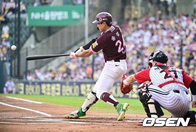 [OSEN=잠실, 조은정 기자]31일 오후 서울 잠실구장에서 ‘2025 신한 SOL Bank KBO리그’ LG 트윈스와 키움 히어로즈의 경기가 열렸다.홈팀 LG는 손주영, 방문팀 키움은 알칸타라를 선발로 내세웠다.1회초 키움 선두타자 송성문이 안타를 날리고 있다. 2025.08.31 /cej@osen.co.kr