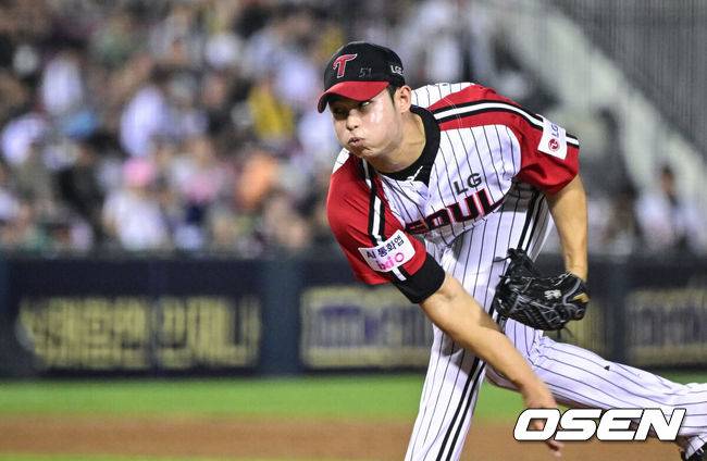 [OSEN=잠실, 조은정 기자]31일 오후 서울 잠실구장에서 ‘2025 신한 SOL Bank KBO리그’ LG 트윈스와 키움 히어로즈의 경기가 열렸다.홈팀 LG는 손주영, 방문팀 키움은 알칸타라를 선발로 내세웠다.8회초 LG 김영우가 역투하고 있다. 2025.08.31 /cej@osen.co.kr