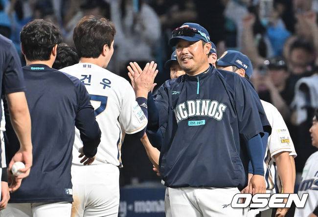 [OSEN=창원, 이석우 기자] 21일 창원NC파크에서 2025 신한 SOL 뱅크 KBO 리그 NC 다이노스와 삼성 라이온즈의 경기가 열렸다. 홈팀 NC는 로건이, 방문팀 삼성은 가라비토가 선발 출전했다. NC 다이노스 이호준 감독이 삼성 라이온즈에 7-5로 승리한 후 선수들과 기쁨을 나누고 있다. 2025.08.21 / foto0307@osen.co.kr