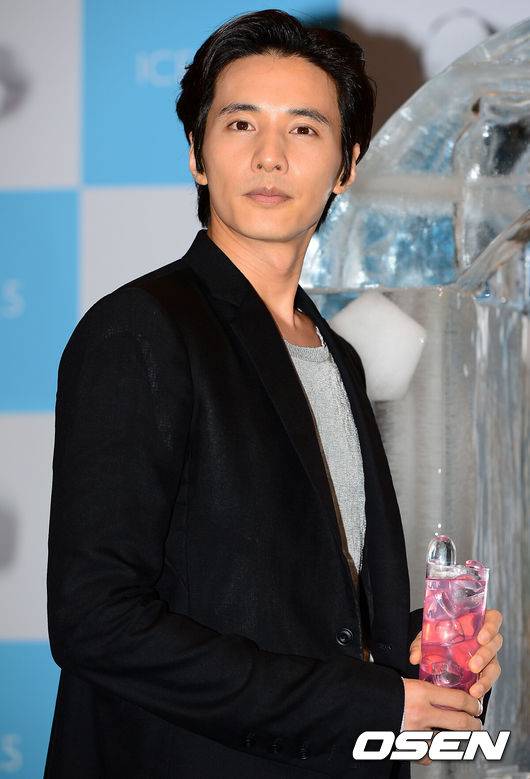[OSEN=이대선 기자] 29일 오전 서울 소공동 플라자호텔에서 오팔룸에서 쿠쿠전자(대표 구본학) 초슬림 얼음정수기 ICE NO.5(CP-H501HW) 공개 행사에서 배우 원빈이 포토타임을 하고 있다.ICE NO.5는 쿠쿠만의 독특한 입체제빙방식을 적용, 클로버, 아이아, 하트, 서클, 스타dml 5가지 재미있는 모양으로 크리스탈처럼 투명한 얼음을 만들 수 있는 쿠쿠 내추럴워터 하프형 얼음정수기로 가로 26cm로 지금까지 출시된 얼음정수기 중 가장 슬림한 사이즈를 자랑한다. /sunday@osen.co.kr