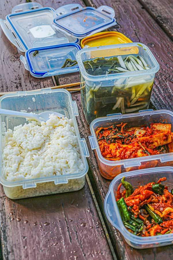 지리산 종주를 위해 성삼재에서 올라왔다는 남성은 밥과 반찬을 싸온 뒤 배고플 때마다 나눠 먹고 남으면 가져가 잔반통이 없어도 상관이 없다고 했다.