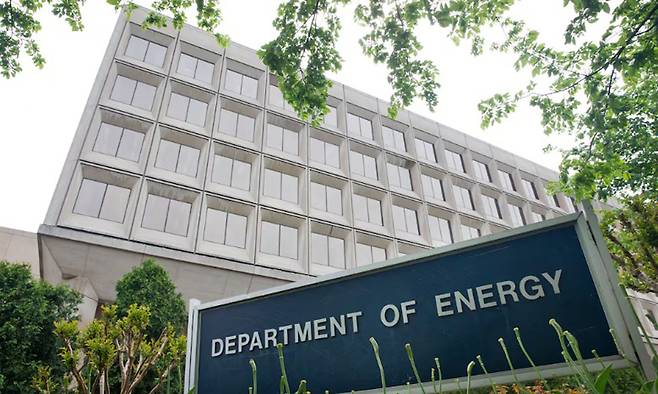 미국 수도 워싱턴에 있는 에너지부 청사 전경. 지미 카터 대통령 시절인 1977년에야 생겨나 현재 미 연방정부를&nbsp;구성하는 15개 부처 가운데&nbsp;비교적 신설&nbsp;조직에 해당한다. 지난&nbsp;4월&nbsp;한국을 ‘민감 국가’로 지정해 양국 관계에 미묘한 파장을 일으켰다. AP연합뉴스