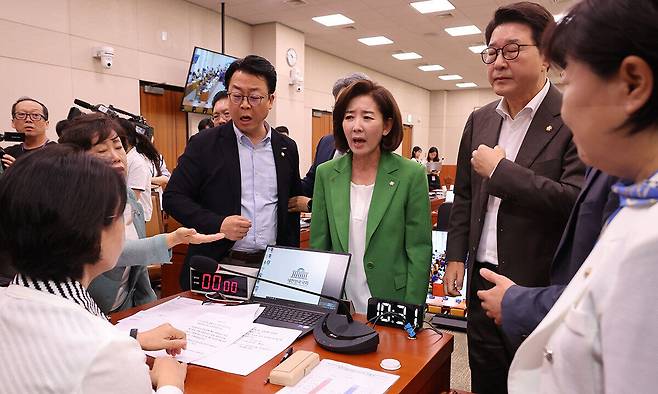 2일 서울 여의도 국회에서 열린 법제사법위원회 전체회의에서 국민의힘 나경원 의원등이 추미애 위원장의 회의 진행 방식에 항의하고 있다. 연합뉴스