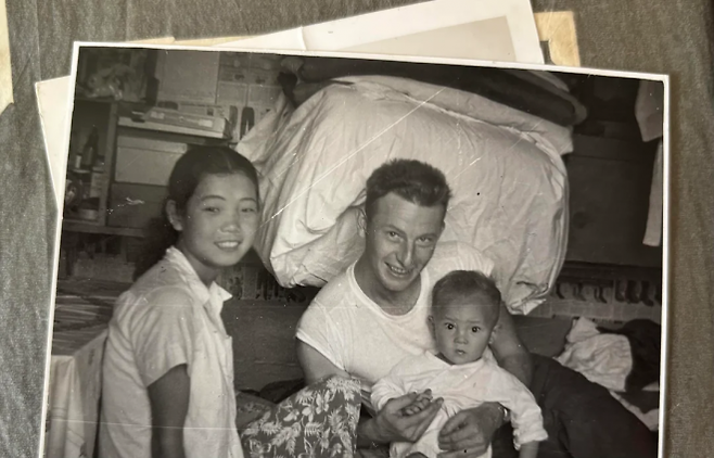 6·25 당시 한국인 여성과 파병 온 미국인 남성 커플, 그리고 아기의 사진이 화제다. 온라인 커뮤니티 ‘레딧’ 캡처
