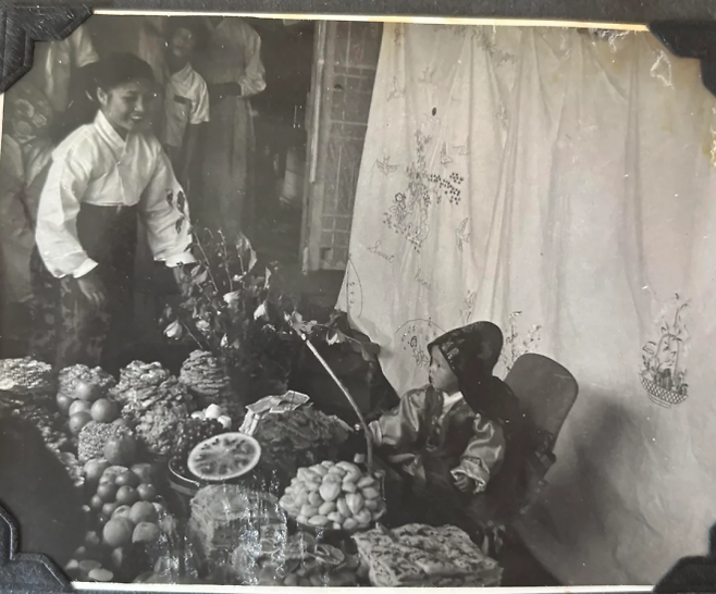 6·25 당시 한국인 여성과 파병 온 미국인 남성 커플의 손녀라고 밝힌 글쓴이가 올린 옛 흑백 사진. 온라인 커뮤니티 ‘레딧’ 캡처