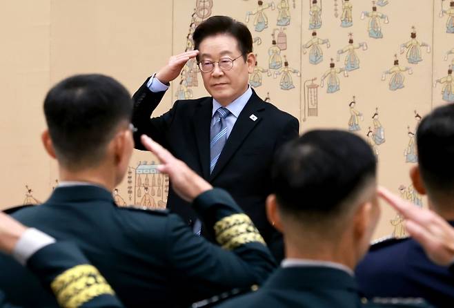 대장 진급자로부터 거수경례 받는 이재명 대통령 - 이재명 대통령이 2일 서울 용산 대통령실 청사에서 열린 대장 진급·보직 신고 및 삼정검 수치 수여식에서 대장 진급자들로부터 거수 경례를 받고 있다. 2025.9.2 연합뉴스
