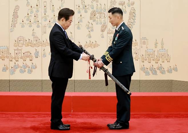 이재명 대통령, 김성민 한미연합사 부사령관 삼정검 수치 수여 - 이재명 대통령이 2일 서울 용산 대통령실 청사에서 열린 대장 진급·보직 신고 및 삼정검 수치 수여식에서 김성민 한미연합사 부사령관의 삼정검에 수치를 달아주고 있다. 2025.9.2 연합뉴스
