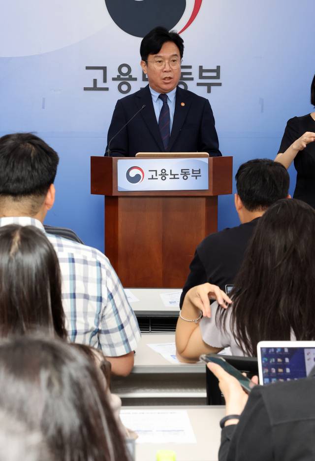 김영훈 고용노동부 장관이 1일 정부세종청사 고용노동부 브리핑실에서 업무상 질병 산재 처리 기간 단축 방안에 관해 설명하고 있다. 연합뉴스