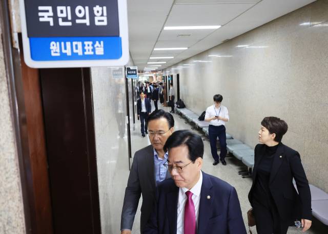 12·3 비상계엄 관련 내란·외환 의혹을 수사 중인 조은석 특별검사팀이 '계엄 해제 방해 의혹'과 관련해 추경호 전 국민의힘 원내대표를 겨냥한 강제수사에 나선 2일 서울 국회의사당 국민의힘 원내대표실로 송언석 원내대표가 들어서고 있다. 이날 특검은 국민의힘 원내대표실을 압수수색 대상에 포함했다. 연합뉴스
