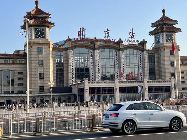 김정은 북한 국무위원장이 베이징에 도착해 지나갈 것으로 예상되는 베이징역 앞 앞 도로 중앙차선에 1일 기존 구조물(금색)에 추가로 바리케이드(흰색)가 설치돼 있다. 김광수특파원.