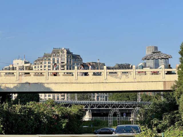 1일 베이징역으로 들어오는 열차가 지나가는 둥볜먼차오를 바라보는 육교에 무장 경찰이 파라솔 밑에 경계를 서고 있다. 뒤쪽으로 보이는 철교를 통해 김정은 북한 국무위원장을 태운 특별열차가 베이징역으로 들어올 것으로 추정된다. 김광수특파원.