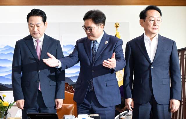 장동혁(오른쪽) 국민의힘 대표가 2일 서울 여의도 국회에서 우원식(가운데) 국회의장을 예방해 기념촬영을 하고 있다. 오른쪽은 김도읍 정책위의장. 성형주 기자