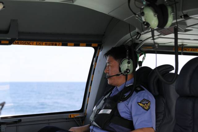 류춘열 인천항보안공사 사장이 해양경찰 재직시절 헬기를 타고 관할 해역을 순찰하는 모습. 사진제공=해양경찰청