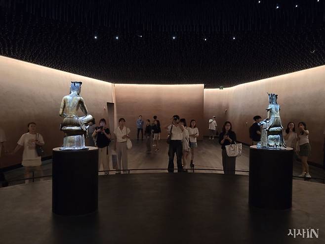 상설전시관 2층에 439㎡ 규모로 자리하고 있는 ‘사유의 방’. 반가사유상 두 점이 나란히 놓여 있다. ⓒ시사IN 임지영