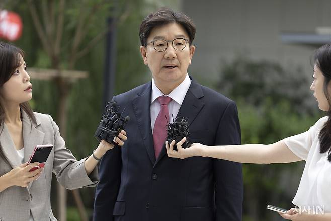 8월27일 권성동 국민의힘 의원이 김건희 특검 사무실에 피의자 신분으로 출석하고 있다. ⓒ시사IN 이명익