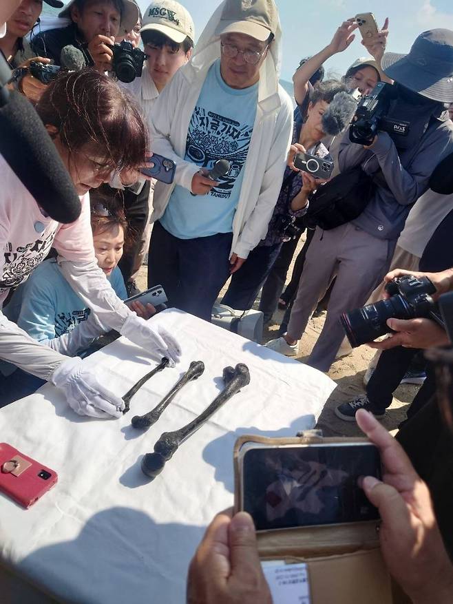 8월25일 일본 야마구치현 우베시에 있는 조세이 탄광 사고 현장에서 잠수사들이 희생자 유골로 추정되는 뼈를 찾아냈다. ⓒ조세이 탄광 수몰사고를 역사에 새기는 모임 제공