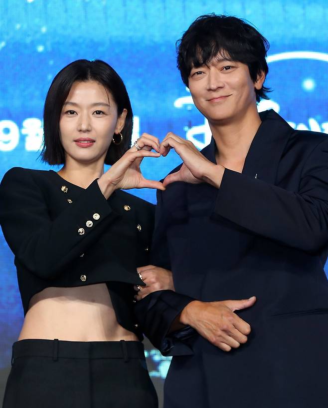 오는 10일 첫 공개되는 디즈니+ 오리지널 시리즈 ‘북극성’이 2일, 서울 포시즌스 호텔에서 제작발표회를 열고 기대감을 증폭시켰다. 전지현(왼쪽)은 작품을 선택한 이유로 ‘작은아씨들’의 정서경작가, 김희원 감독을 꼽으면서도 “더 늦기 전에 강동원(오른쪽)과 꼭 작품을 해보고 싶었다“ 솔직하게 털어놔 눈길을 끌었다. 뉴시스