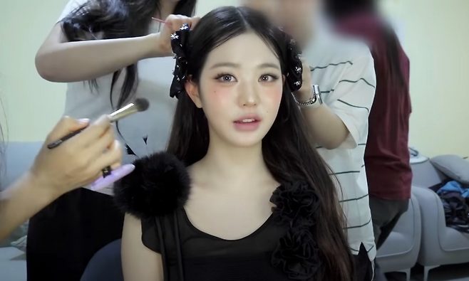 장원영이 메이크업을 받고 있다. 강민경 유튜브 채널 캡처