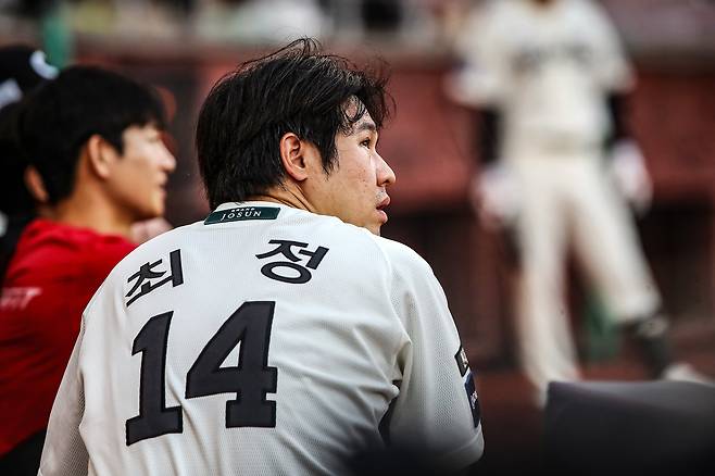 SSG 최정이 8월31일 인천 NC전 경기 중 더그아웃에 앉아있다. SSG랜더스 제공