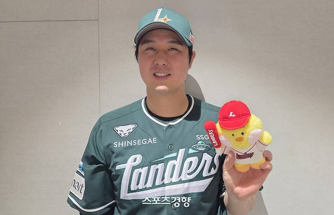 SSG 최정이 8월29일 인천 NC전을 마친 뒤 홈런 인형을 들고 인터뷰하고 있다. 유새슬 기자