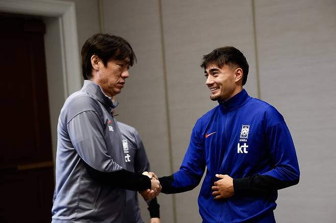 1일 미국 뉴저지주의 한국 대표팀 숙소에서 옌스 카스트로프(오른쪽)가 홍명보 감독과 만나 악수하고 있다. 대한축구협회 제공