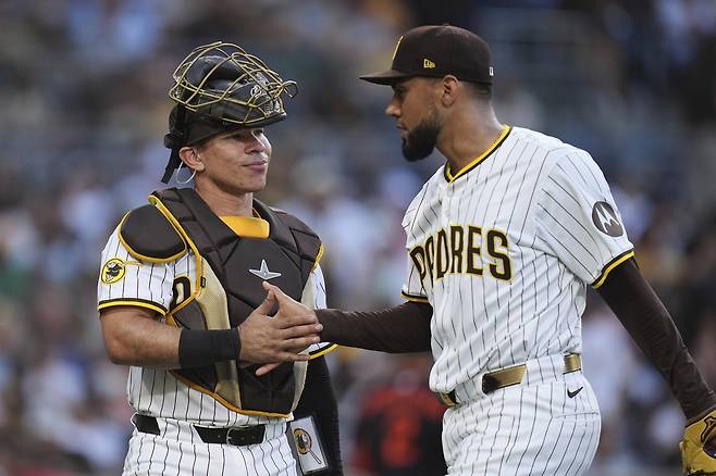 샌디에이고 로베르트 수아레스(오른쪽)가 2일 볼티모어전에서 7회말을 마친 뒤 포수 프레디 페르민과 악수하고 있다. AP연합뉴스