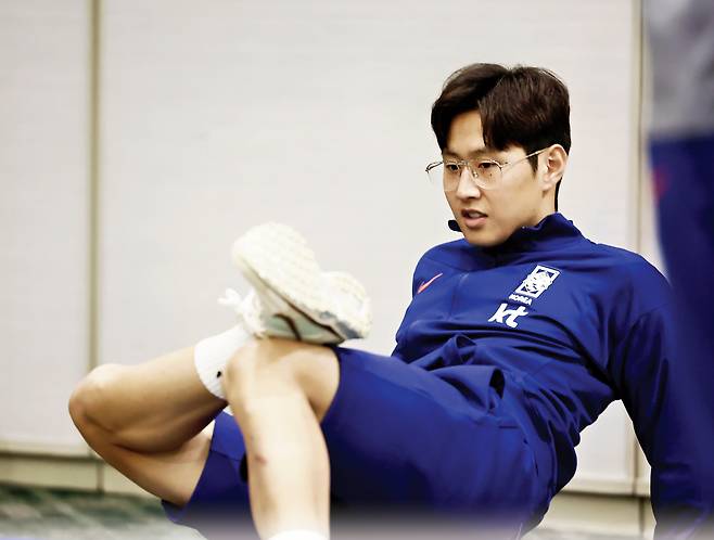 파리 생제르맹 이강인이 1일 A매치 2연전을 위해 미국으로 떠난 축구대표팀에 합류해 뉴저지주 대표팀 숙소에서 몸을 풀고 있다. 대한축구협회 제공