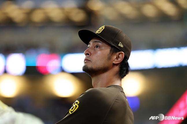 더그아웃에서 경기를 지켜보고 있는 다르빗슈. /AFPBBNews=뉴스1