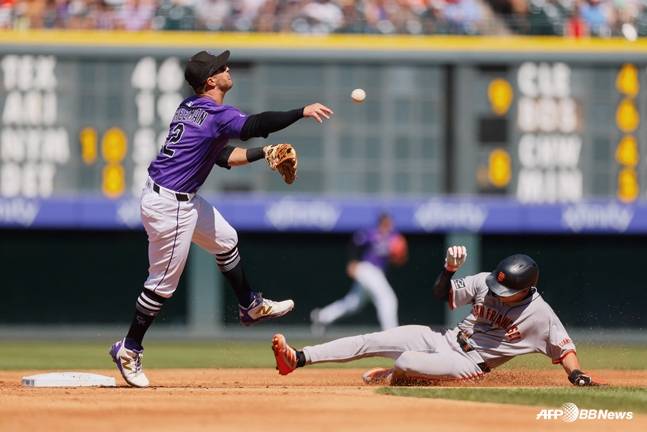 2루로 향하는 이정후. /AFPBBNews=뉴스1