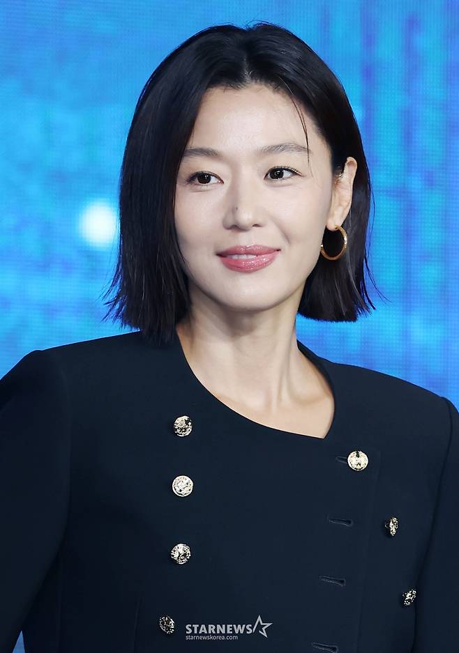 배우 전지현이 2일 오전 서울 포시즌스 호텔에서 진행된 디즈니+ 오리지널 시리즈 '북극성' 제작발표회에 참석해 포즈를 취하고 있다. 유엔대사로서 국제적 명성을 쌓아온 문주(전지현)가 대통령 후보 피격 사건의 배후를 쫓는 가운데, 그녀를 지켜야만 하는 국적불명의 특수요원 산호(강동원)와 함께 한반도를 위협하는 거대한 진실을 마주하는 첩보 멜로 시리즈 '북극성'은 오는 10일 공개된다. /2025.09.10 /사진=이동훈 photoguy@