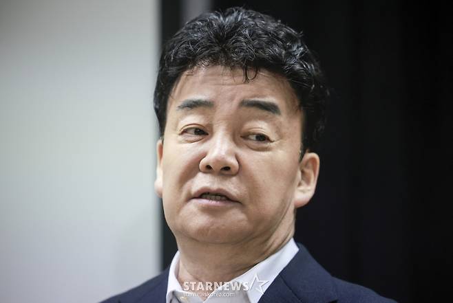 [서울=뉴시스] 정병혁 기자 = 백종원 더본코리아 대표가 28일 서울 서초구의 한 회의공간에서 열린 더본코리아 주주총회에서 취재진의 질문에 답하고 있다. 2025.03.28. jhope@newsis.com /사진=정병혁