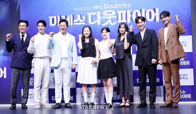 배우 황정민, 김다현, 정성화, 김태희, 설가은, 린아, 정상훈, 이지훈이 2일 서울 서대문구 이화여자대학교 삼성홀에서 진행된 뮤지컬 '미세스 다웃파이어' 제작발표회에 참석해 포즈를 취하고 있다. /2025.09.02 /사진=김휘선 hwijpg@