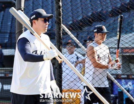 한화 내야수 안치홍(왼쪽)이 2일 대전 한화생명 볼파크에서 열리는 2025 KBO 리그 한화 이글스와 KIA 타이거즈의 경기에 앞서 1군에 동록되며 선수단 훈련에 동참하고 있다. /사진=강영조 선임기자