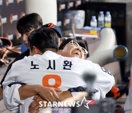 한화 4번타자 노시환이 2일 대전한화생명볼파크에서 열린 2025 KBO리그 한화 이글스와 KIA 타이거즈 경기 5회말 1사 1루에서 KIA 선발투수 김도현을 상대로 역전 스리런홈런을 터트린 후 기쁨을 함께 나누고 있다. /사진=강영조 선임기자