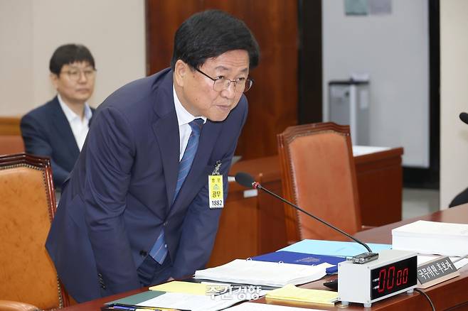 최교진 부총리 겸 교육부 장관 후보자가 2일 서울 여의도 국회 교육위원회에서 열린 인사청문회에 출석해 인사하고 있다. 권도현 기자