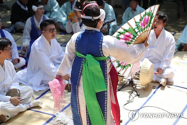 '강릉에 단비를'…기우제 봉행 (강릉=연합뉴스) 류호준 기자 = 지난달 23일 강원 평창군 대관령면 횡계리 대관령산신당·대관령국사성황사에서 강릉단오제보존회가 기우제(祈雨祭)를 봉행하고 있다. 최근 강릉지역은 극심한 가뭄을 겪고 있다. 2025.9.2 ryu@yna.co.kr