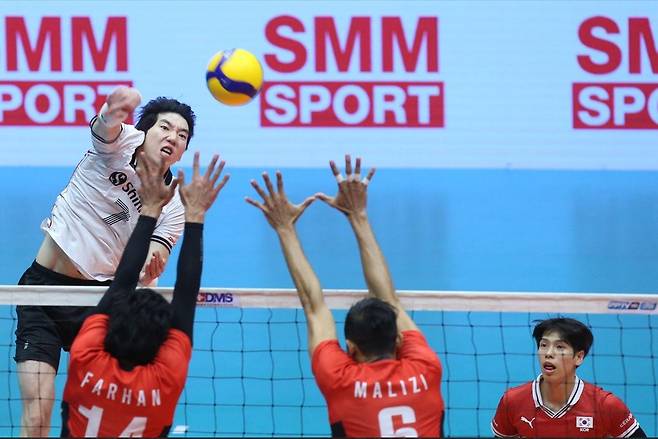 스파이크하는 허수봉(왼쪽) [FIVB 홈피 캡처. 재판매 및 DB 금지]