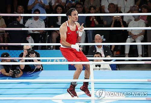 파리 올림픽 복싱 여자 66㎏급에서 우승한 뒤 기뻐하는 이마네 칼리프 [연합뉴스 자료사진]