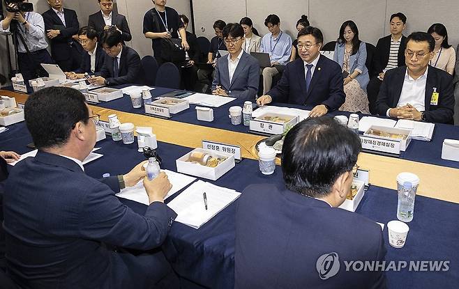 이재명 정부 출범 후 첫 행정안전위 당정 (서울=연합뉴스) 황광모 기자 = 윤호중 행정안전부 장관이 2일 국회에서 열린 국회 행정안전위원회와 가진 당정에서 신정훈 위원장을 비롯한 의원들에게 인사말을 하고 있다. 2025.9.2 hkmpooh@yna.co.kr