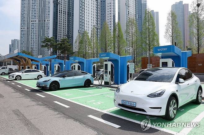 경기 고양시 킨텍스에 마련된 국내 최대 규모의 전기차 급속 충전소. [고양시 제공. 재판매 및 DB 금지]