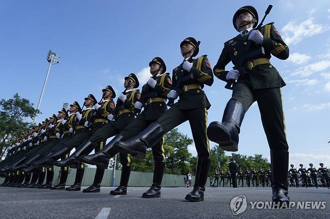 항일전쟁 승전 80주년 기념 열병식 연습하는 中군인들 [AP 연합뉴스 자료사진. 재판매 및 DB 금지]
