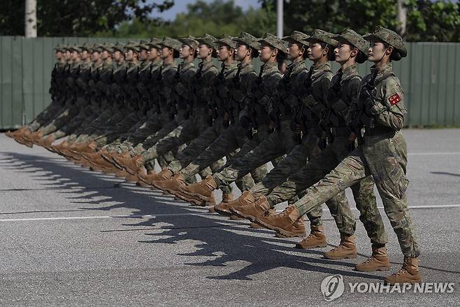 중국 항일전쟁 승리 80주년 열병식에 참여하는 여성 민병대원들이 지난달 20일 행진 연습을 하는 모습. [AP 연합뉴스 자료사진. 재판매 및 DB 금지]