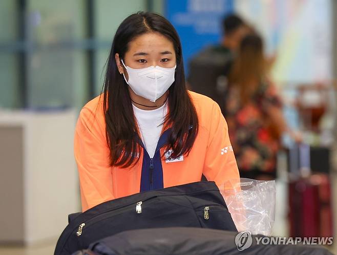 세계선수권 동메달 얻어낸 안세영 (영종도=연합뉴스) 서대연 기자 = 프랑스 파리에서 열린 2025 세계개인선수권대회를 마친 배드민턴 대표팀 안세영이 2일 인천국제공항 제1여객터미널을 통해 귀국하고 있다.
    안세영은 이번 대회 여자단식 4강전에서 '천적'으로 꼽히는 중국의 천위페이(4위)에게 0-2(15-21 17-21)로 패하며 동메달을 얻었다. 2025.9.2
    dwise@yna.co.k