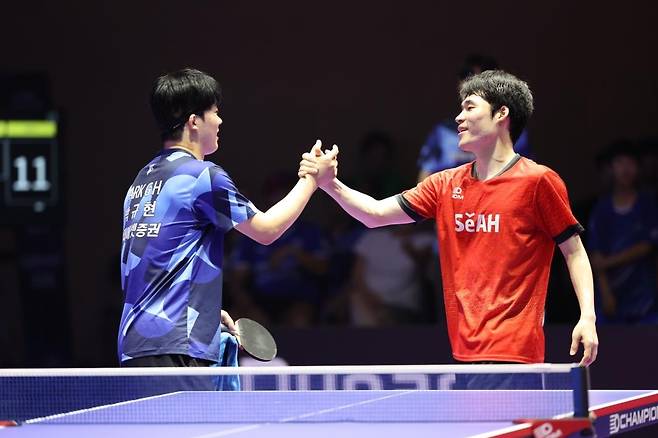 프로탁구리그 시리즈2 남자단식 우승을 차지한 장우진(오른쪽)과 준우승자 박규현 [한국프로탁구연맹 제공. 재판매 및 DB 금지]