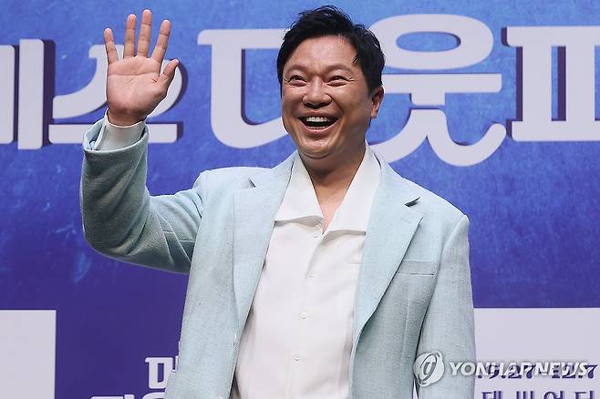 포즈 취하는 정성화 (서울=연합뉴스) 류효림 기자 = 배우 정성화가 2일 서울 서대문구 이화여자대학교 삼성홀에서 열린 뮤지컬 '미세스 다웃파이어' 제작발표회에서 포즈를 취하고 있다. 2025.9.2 ryousanta@yna.co.kr